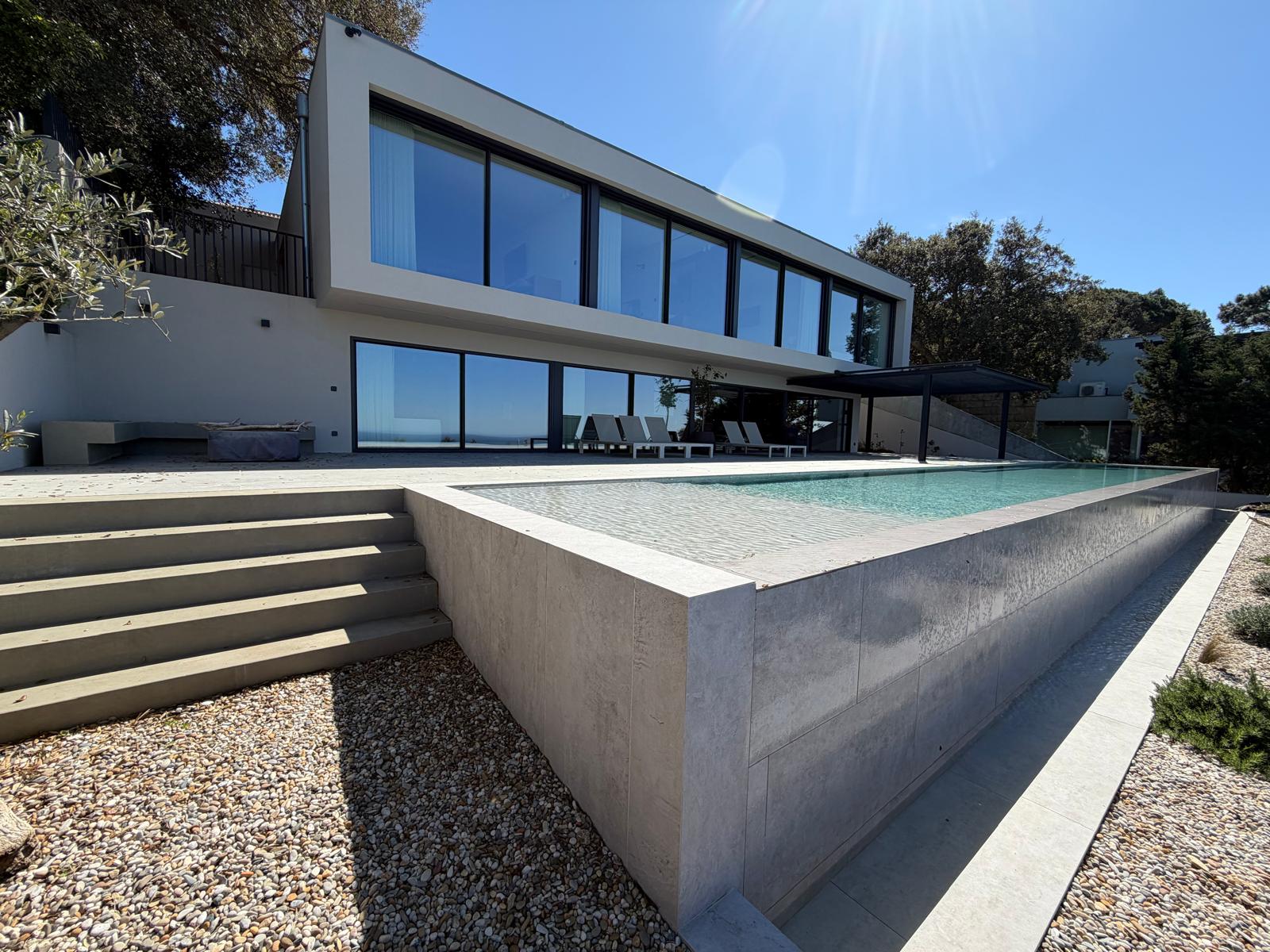 Die Vorderseite des Hauses von S4P.PT.Caminha, zum Meer gewandt